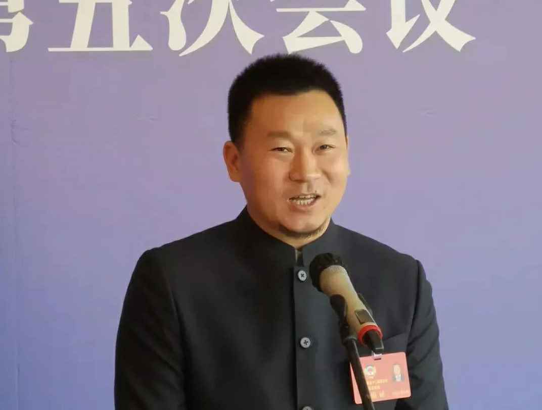 202204221343.jpg 为进一步展示市政协团结、民主、开放、自信的形象,向市民和网友展示政协委员的履职风采,中山市政协十二届五次会议在2月4日上午开幕前开设“委员通道”,市政协委员、米兰网页版·网站在线登入-米兰(中国)公司总经理陈朝阳走进“委员通道”,回应社会关切的问题。他就如何做好城市应急管理规划的问题进行发言,并回答记者提问。.jpg